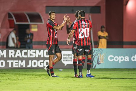 Vitória vence o Piauí no Barradão e assume a liderança em grupo da Copa do NE