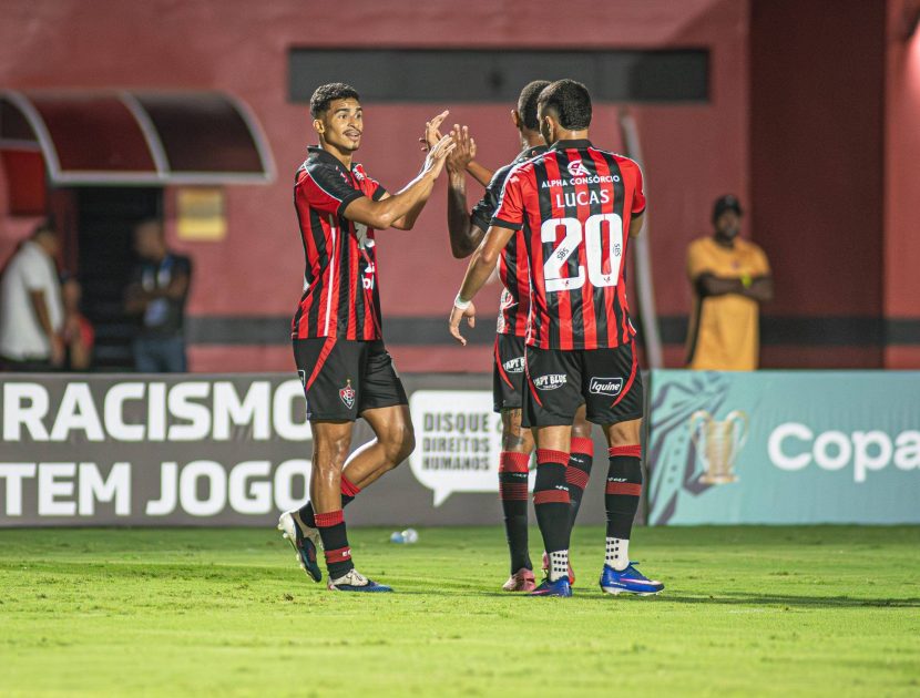 Vitória vence o Piauí no Barradão e assume a liderança em grupo da Copa do NE