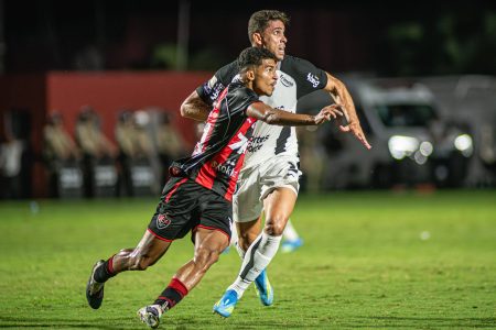 Vitória e Corinthians empatam sem gols no Barradão em jogo de poucas chances pelo Brasileirão