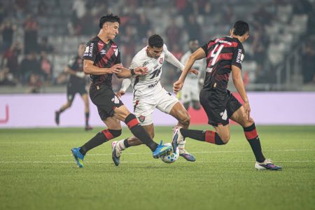 Vitória abre o placar, mas sofre virada do Athletico-PR na reta final