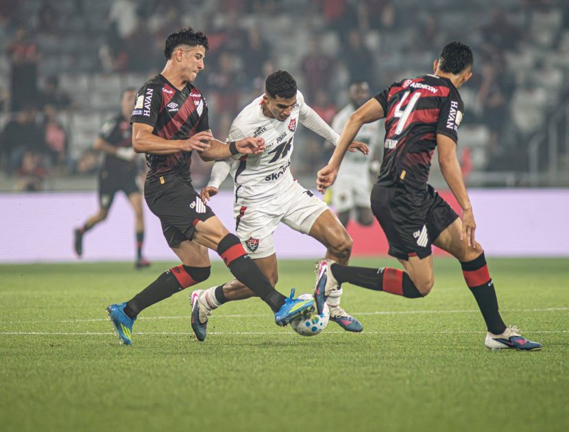 Vitória abre o placar, mas sofre virada do Athletico-PR na reta final