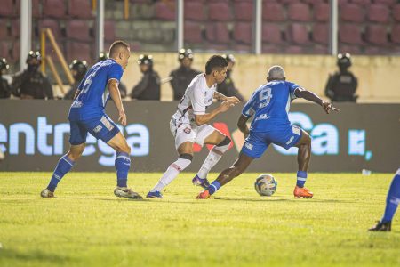Vitória empata com o Confiança e avança como líder para as quartas da Copa do Nordeste