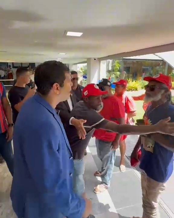 Deputados bolsonaristas se envolvem em confusão com militantes do MST na AL-BA