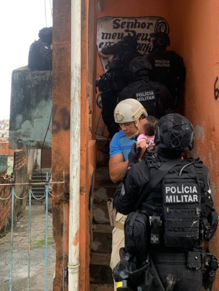BOPE liberta bebê de 3 meses e família mantidos reféns por criminosos no Curuzu
