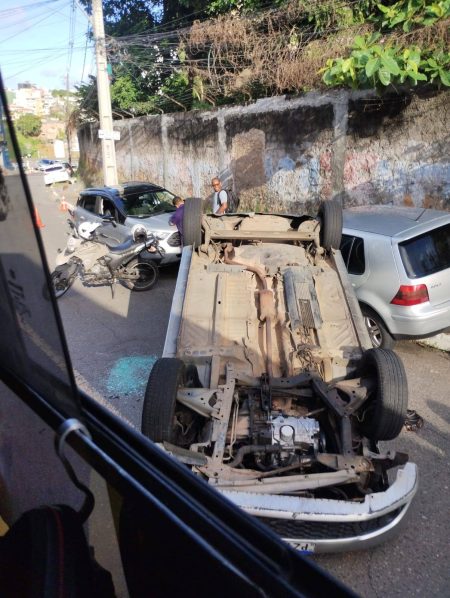 Carro capota no Engenho Velho de Brotas; trânsito já foi liberado na região