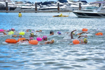 Mar & Elas reúne mais de 200 nadadoras em competição de águas abertas em Salvador