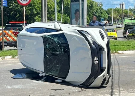 Perseguição policial termina com carro capotado e dois presos em Salvador