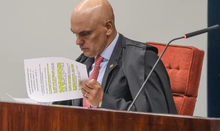 Moraes cobra ministérios para efetivar extradição de Carla Zambelli