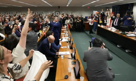 Fim da escala 6×1: veja como votou cada deputado na comissão que aprovou o relatório