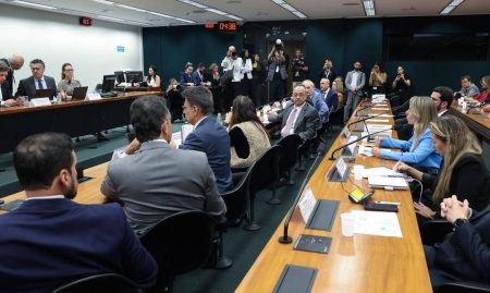 Pedido de vista adia votação da PEC que acaba com escala 6×1