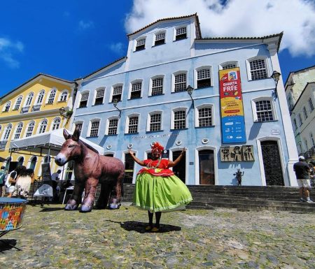 Jumento inflável gigante no Pelourinho alerta para risco de extinção da espécie
