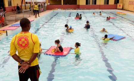 Projeto oferece aulas de natação para crianças autistas em Salvador