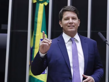 Flávio Dino dá 48h para Câmara informar detalhes de viagem de Mário Frias ao Bahrein