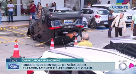 Carro capota após idoso perder controle da direção em Salvador