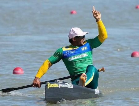 Isaquias vence chinês e conquista ouro na Copa do Mundo de Canoagem