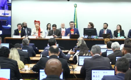 Comissão aprova relatório sobre fim da escala 6×1