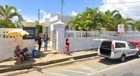 Corpos de vítimas de desabamento no bairro de Luiz Anselmo são sepultados