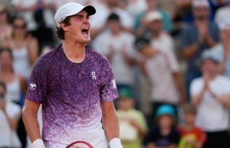 Estreia de gala: João Fonseca destrói rival francês e avança em Roland Garros