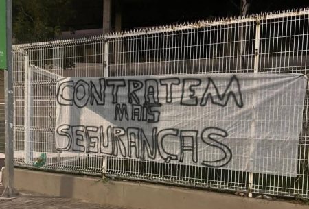 “O terror vai começar”: Torcida protesta e Bahia enfrenta clima tenso antes de duelo contra o Grêmio