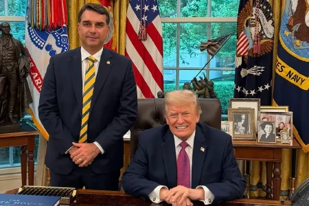Fora da agenda oficial, Trump recebe Flávio Bolsonaro na Casa Branca