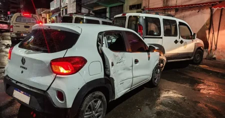 Perseguição e troca de tiros em Itapuã terminam com trio preso em carro roubado