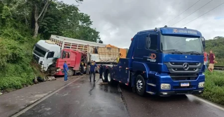 Acidente entre caminhões interdita a BR-324 em Conceição do Jacuípe