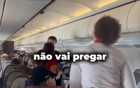 Pregadora mirim faz pregação em voo e é contida por comissários