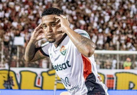 Ex-artilheiro do Vitória enfrenta clube pela primeira vez após saída