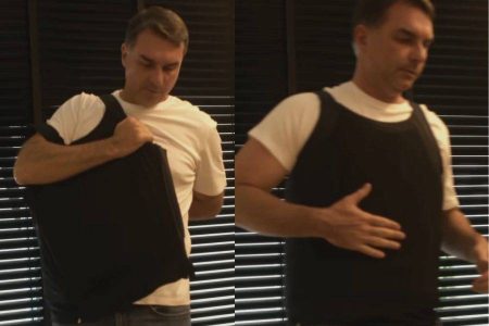 “Aqui é sangue de Bolsonaro”: Flávio revela uso de colete em meio à pré-campanha