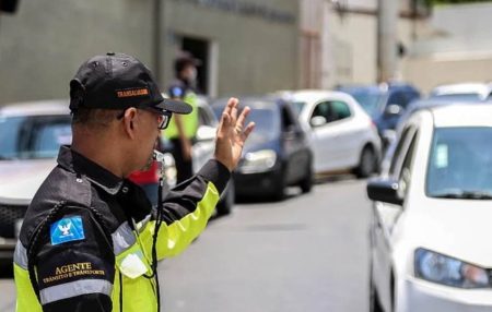 Acidente entre carro, motocicletas e pedestre complica trânsito em Amaralina
