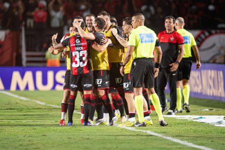 Seis derrotas em 10 jogos: Vitória vive queda de rendimento e tenta reação no Brasileirão