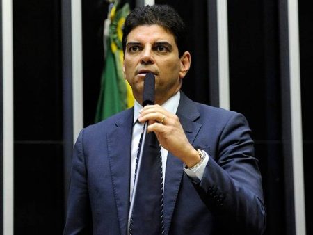 Com passagens pagas pela Câmara, deputado baiano viaja em classe executiva; entenda