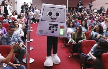 TSE apresenta “Pilili”, mascote das Eleições 2026 inspirada na urna eletrônica