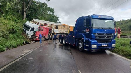 Faixa da BR-324 é liberada após acidente entre caminhões na Bahia
