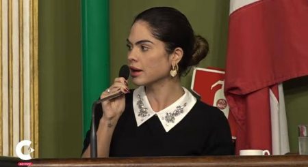 Marcelle Moraes desabafa após segurança pedir saída da filha do plenário da CMS