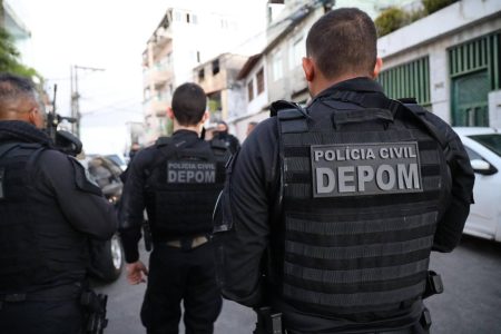 Dupla suspeita de roubo é presa ao tentar fugir de ferryboat