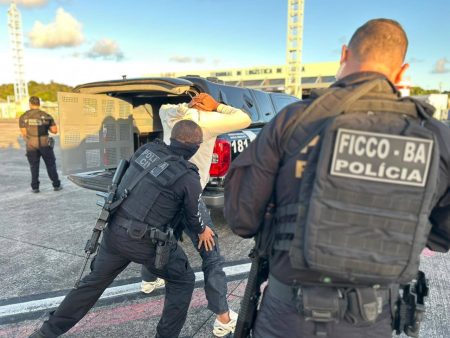 Casal apontado como líder de facção chega a Salvador após captura na Bolívia