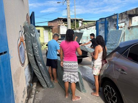 Famílias atingidas por desabamento em Salvador recebem auxílio da prefeitura