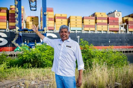 Navio com peças da ponte Salvador–Itaparica chega à Bahia e marca início da fase de obras