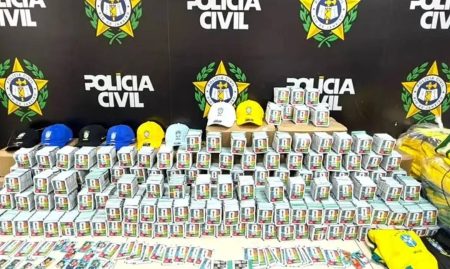 Polícia apreende mais de 200 mil figurinhas falsas da Copa do Mundo de 2026