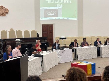 Candidatos trocam farpas e acusações de assédio em debate na UFBA