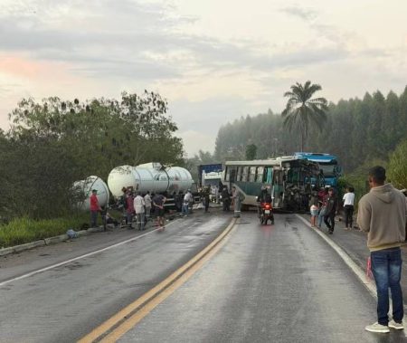 Colisão entre carreta e ônibus deixa um morto e vários feridos na BR-101