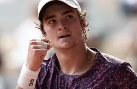 Brasileiro de 19 anos elimina Djokovic de virada e faz história em Roland Garros