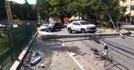 Ônibus derruba poste e trânsito é desviado pelo estacionamento de mercado em Salvador