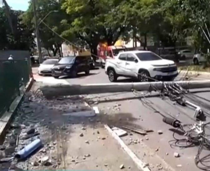 Ônibus derruba poste e trânsito é desviado pelo estacionamento de mercado em Salvador
