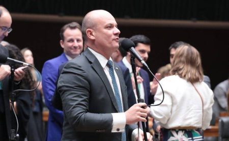 Pedido de Flávio Bolsonaro a Vorcaro por filme gera debate e pressão por CPI no Congresso