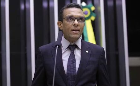 “Respeite a direita”: deputado acusa Flávio Bolsonaro de usar filme para “lavar dinheiro”