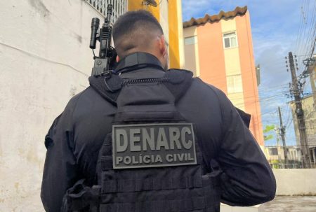 Blogueira e outros 12 suspeitos são presos durante operação contra tráfico de drogas
