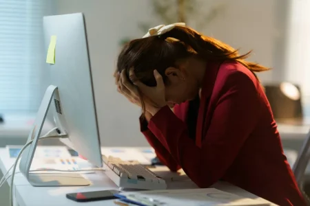 Nova regra sobre saúde mental nas empresas entra em vigor nesta terça; veja o que muda