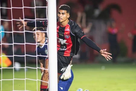 Vitória atropela o Coritiba em casa e encosta no G-8 do Brasileirão